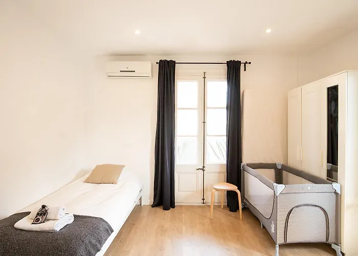Beautiful With Terrace In برشلونة